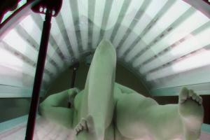 Скриншот к Брюнетка загорает в солярии