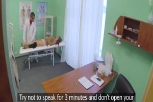 Скриншот к Врач трахает свою пациентку в кабинете
